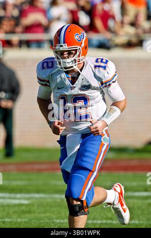 27 novembre 2010 : le quarterback John Brantley (12 ans) des Florida Gators se réchauffe avant le début de l'action entre la conférence ACC Florida State Seminoles et la SEC Conference University of Florida Gators au Doak Campbell Stadium à Tallahassee, en Floride. (Crédit image : © Gray Quetti/Cal Sport Media/ZUMAPRESS.com) Banque D'Images