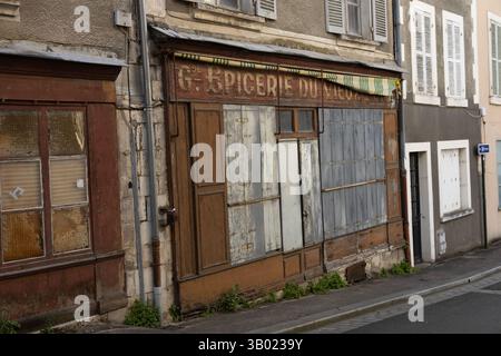 L'épicerie du Vieux Pont à Argenton-sur-creuse, France, apparemment fermée en 1970 mais la façade pittoresque est maintenue. Banque D'Images