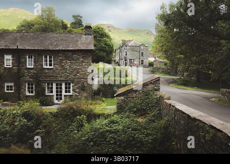 Le charmant et pittoresque village d'Elterwater, entouré de chalets historiques en pierre d'ardoise et de la campagne anglaise dans le Lake District, Royaume-Uni. Banque D'Images