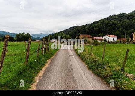 Une vue panoramique capture l'essence de l'Espagne rurale le long de la vallée de la rivière Saja en Cantabrie, mettant en valeur sa beauté naturelle et son charme. Banque D'Images