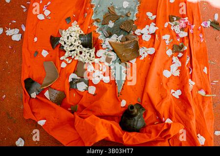 Des pièces de poterie en argile cassées dans le rituel traditionnel de mariage javanais ou Siraman, représentent la transformation de la mariée en une femme mature Banque D'Images