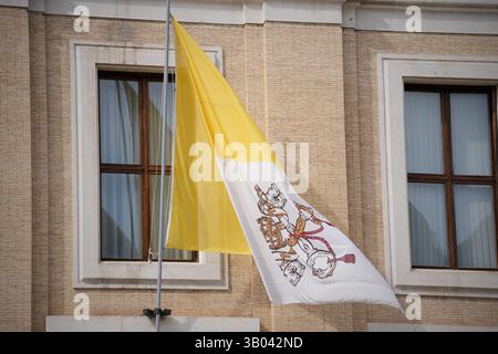 Rome, Italie. 23 avril 2025. Le drapeau du Vatican est vu près de la place Pierre à Rome le 23 avril 2025. (Photo de Jaap Arriens/Sipa USA) crédit : Sipa USA/Alamy Live News Banque D'Images