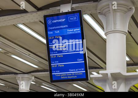 Tableau des départs Eurostar affichant les horaires des trains à la gare. Londres, Royaume-Uni, 25 février 2024 Banque D'Images