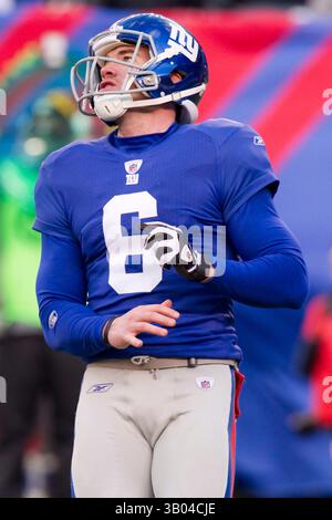 5 décembre 2010 : Matt Dodge (6 ans), parieur des New York Giants, regardant où il est passé pendant le match de NFL entre les Redskins de Washington et les Giants de New York au New Meadowlands Stadium à East Rutherford, New Jersey. Les Giants ont battu les Redskins, 31-7.(image crédit : © Chris Szagola/Cal Sport Media/ZUMAPRESS.com) Banque D'Images