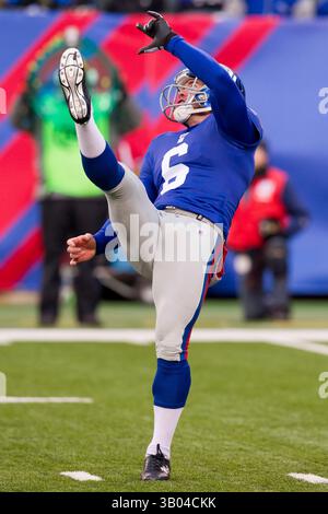 5 décembre 2010 : les Giants de New York puntent Matt Dodge (6 ans) après avoir percuté la balle lors du match NFL entre les Redskins de Washington et les Giants de New York au stade de New Meadowlands à East Rutherford, New Jersey. Les Giants ont battu les Redskins, 31-7.(image crédit : © Chris Szagola/Cal Sport Media/ZUMAPRESS.com) Banque D'Images