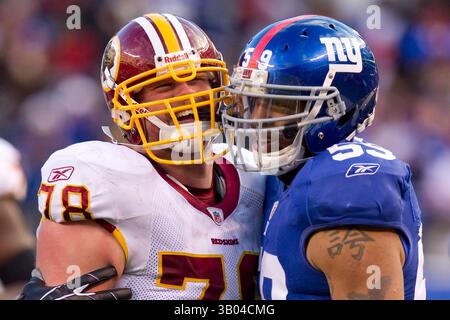 5 décembre 2010 : Kory Lichtensteiger (78 ans) et Michael Boley (59 ans), le linebacker des New York Giants, ont eu des mots pendant le match NFL entre les Redskins de Washington et les Giants de New York au New Meadowlands Stadium à East Rutherford, New Jersey. Les Giants ont battu les Redskins, 31-7.(image crédit : © Chris Szagola/Cal Sport Media/ZUMAPRESS.com) Banque D'Images