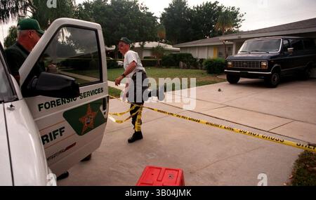 8 novembre 1997 - Sarasota - SP 57338 - - LIVRER À : Metro - - 11/8/97 - - sarasota - - INFO LÉGENDE : Sheila Bellush,35, a été assassinée dans sa maison de Sarasota au 3120 Markridge Rd.. La bande de scène de crime sécurise la maison tandis que les enquêteurs légistes de scène de crime du bureau des shérifs du comté de Sarasota entrent et sortent le lendemain du meurtre. - - Times photo par : Kathleen Cabble - - histoire par : - - SCANNÉ PAR : - - DATE D'EXÉCUTION : (credit image : © Petersburg Times/ZUMAPRESS.com) Banque D'Images