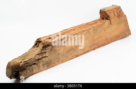 Pièce en bois vieilli présente des textures et des couleurs naturelles, idéales pour les projets artistiques ou artisanaux. Banque D'Images