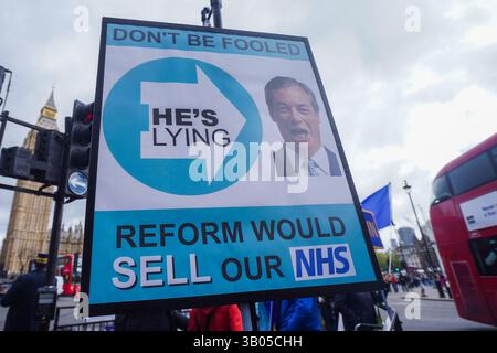 Londres Royaume-Uni 23 avril 2025. Une affiche du leader réformiste britannique Nigel Farage exposée à l'extérieur du parlement par des manifestants de Pro Europe du stand ( SODEM ) du mouvement Defiance Europe . Il a été rapporté que le secrétaire à la justice fantôme Robert Jenrichk a déclaré lors d'une réunion privée qu'il essaierait d'unir la droite et de s'assurer que les conservateurs et réformistes britanniques ne se disputent pas les uns contre les autres contre le parti travailliste lors des prochaines élections générales. . Credit Amer Ghazzal/Alamy Live News Banque D'Images