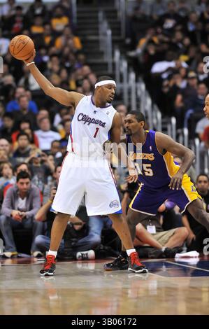 8 décembre 2010 Los Angeles, CA..les Clippers de Los Angeles propulsent l'attaquant Craig Smith #1 alors que le petit attaquant des Lakers de Los Angeles, Ron Artest #15, défend en action lors du match de basket-ball entre les Lakers de Los Angeles et les Clippers de Los Angeles au Staples Center le 8 décembre 2010 à Los Angeles, Californie..Louis Lakers battent les Clippers 87-86..Louis Lopez/CSM(image crédit : © Louis Lopez/Cal Sport Media/ZUMAPRESS.com) Banque D'Images