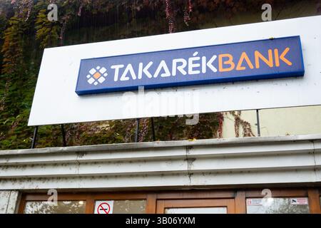 TOKAJ, HONGRIE - 27 OCTOBRE 2023 : bannière du bureau de Takarek Bank à Tokaj, Hongrie Banque D'Images