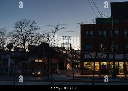 Scène de soirée du marché de Kensington avec le panneau emblématique de Kensington. La région est un quartier multiculturel connu pour ses cultures diverses. Banque D'Images