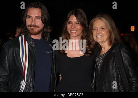 Dec. 10, 2010 - New York, New York, États-Unis - CHRISTIAN BALE, épouse SANDRA ''SIBI'' Blazic et belle-mère GLORIA STEINEM lors d'une projection DU COMBATTANT au SVA Theater à New York le 12-10-2010. 2010..K66400HMc(crédit image : © Henry McGee/Globe photos/ZUMAPRESS.com) Banque D'Images