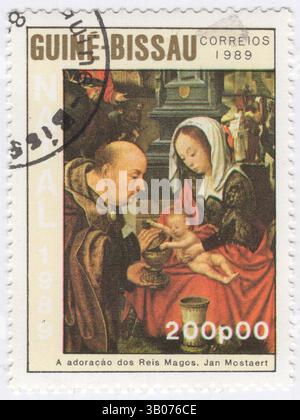 GUINÉE-BISSAU - 1989 décembre 10 : timbre-poste à 200 peso représentant la peinture de Noël Adoration des Mages de Jan Mostaert, peintre de la Renaissance hollandaise connu principalement pour ses sujets religieux et ses portraits. Adoration of the Magi est une huile sur panneau peinte au début des années 1520 par l'artiste néerlandais de la Renaissance Jan Mostaert dans la collection du Rijksmuseum d'Amsterdam, où elle était exposée en 2020 dans la salle 0,1. Le panneau a souvent appelé l'Adoration Mostaert Amsterdam dans l'histoire de l'art, pour la distinguer de la multitude d'autres peintures de l'Adoration des Mages Banque D'Images