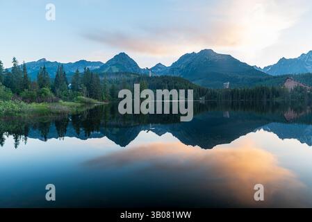 Strbske pleso lac avec des sommets sur le fond pendant l'été tôt le matin Banque D'Images