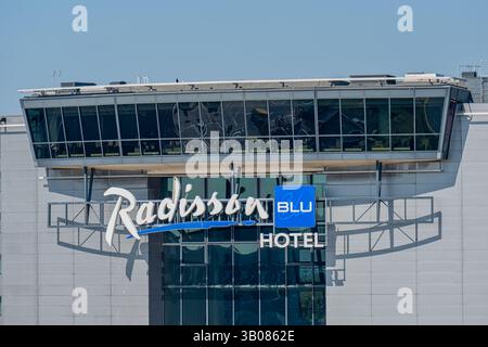 MANCHESTER, Royaume-Uni, 20 AVRIL 2025 : hôtel Radisson Blu à l'aéroport de Manchester Banque D'Images