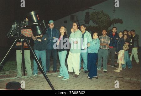 Dec. 18, 2010 - PEREIRA COLOMBIE - Grupo de personas observando un éclipse de luna en las afueras de Pereira. (Crédit image : © El Tiempo/GDA/ZUMAPRESS.com) Banque D'Images