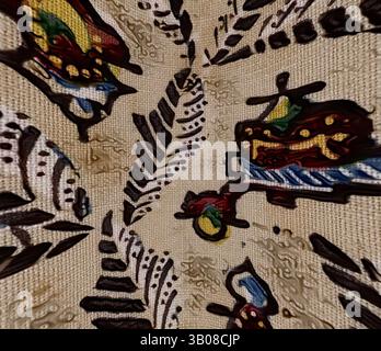 Un motif complexe met en valeur des couleurs vives et des motifs audacieux, avec des éléments fantaisistes qui s'entrelacent avec des formes organiques, créant une tapisserie visuelle dynamique et vivante. Un motif complexe avec des motifs vibrants de figures traditionnelles et de feuilles stylisées, le tout entrelacé sur un fond terreux doux, créant un mélange harmonieux de design et de culture. Art classique avec une touche moderne réinventé par Artotop, tissus français transformés, première moitié du XIXe siècle, art classique avec une touche moderne réinventé par Artotop Banque D'Images