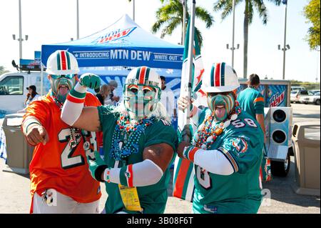 19 décembre 2010 - Miami Gardens, Floride, États-Unis - LED-Zeppelin expérience dans un concert hommage spécial, performance de quatre chansons au Land Shark Tailgate Stage sur l'AT&T Grand Plaza au Sun Life Stadium le dimanche 19 décembre, avant le match des Dolphins-Bills. Le concert exclusif d'avant-jeu Tailgate. PHOTO : fans de la NFL présents. (Crédit image : © Michele Sandberg/ZUMAPRESS.com) Banque D'Images