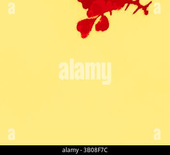 Un éclat de feuilles rouges éclatantes contraste avec un fond jaune doux, créant un jeu visuel saisissant de couleurs et de formes. Un grand cercle jaune pâle présente une silhouette rouge frappante d'un oiseau et d'une fleur, créant un contraste audacieux et un point focal attrayant. Art classique avec une touche moderne réinventé par Artotop, tissus français transformés, première moitié du XIXe siècle, art classique avec une touche moderne réinventé par Artotop Banque D'Images