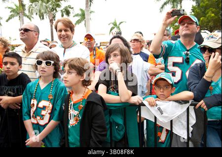 19 décembre 2010 - Miami Gardens, Floride, États-Unis - les fans de dauphins assistent au concert spécial hommage LED-Zeppelin Experience, performance de quatre chansons au Land Shark Tailgate Stage sur l'AT&T Grand Plaza au Sun Life Stadium le dimanche 19 décembre, avant le match des dauphins-Bills. Le concert exclusif d'avant-jeu Tailgate. (Crédit image : © Michele Sandberg/ZUMAPRESS.com) Banque D'Images