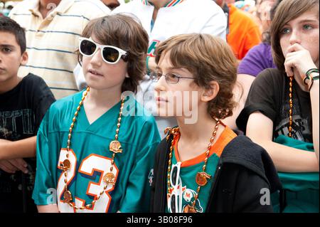 19 décembre 2010 - Miami Gardens, Floride, États-Unis - les fans de dauphins assistent au concert spécial hommage LED-Zeppelin Experience, performance de quatre chansons au Land Shark Tailgate Stage sur l'AT&T Grand Plaza au Sun Life Stadium le dimanche 19 décembre, avant le match des dauphins-Bills. Le concert exclusif d'avant-jeu Tailgate. (Crédit image : © Michele Sandberg/ZUMAPRESS.com) Banque D'Images