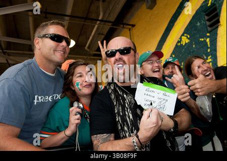 19 décembre 2010 - Miami Gardens, Floride, États-Unis - JASON BONHAM fils de John Bonham, batteur principal pour LED Zeppelin photographié avec des fans à l'expérience LED-Zeppelin dans un concert hommage spécial, performance de quatre chansons au Land Shark Tailgate Stage sur l'AT&T Grand Plaza au Sun Life Stadium le dimanche 19 décembre, avant le match Dolphins-Bills. Le concert exclusif d'avant-jeu Tailgate. (Crédit image : © Michele Sandberg/ZUMAPRESS.com) Banque D'Images