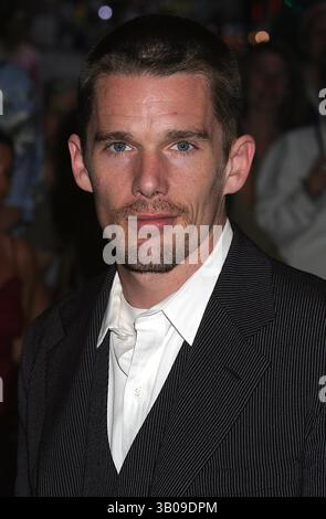 28 juin 2004 - New York, New York, États-Unis - ETHAN HAWKE ARRIVE À LA PREMIÈRE DE BEFORE SUNSET AU THÉÂTRE DGA À NEW YORK, New York, LE 28 JUIN 2004. / 2004..K38098HMC(crédit image : © Henry McGee/Globe photos/ZUMAPRESS.com) Banque D'Images