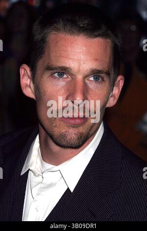 28 juin 2004 - New York, New York, États-Unis - ETHAN HAWKE ARRIVE À LA PREMIÈRE DE BEFORE SUNSET AU THÉÂTRE DGA À NEW YORK, New York, LE 28 JUIN 2004. / 2004..K38098HMC(crédit image : © Henry McGee/Globe photos/ZUMAPRESS.com) Banque D'Images