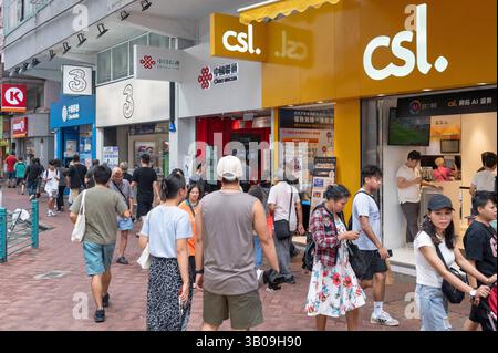Hong Kong, Chine. 18 août 2024. Les piétons passent devant les sociétés de réseau mobile de télécommunications de Hong Kong CSL Mobile, China Unicom et 3 ou également appelé Three, magasins à Hong Kong. (Crédit image : © Sebastian Ng/SOPA images via ZUMA Press Wire) USAGE ÉDITORIAL SEULEMENT ! Non destiné à UN USAGE commercial ! Banque D'Images