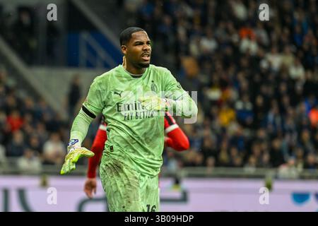 Milan, Italie. 23 avril 2025. Lors du match de football de deuxième manche de la Coppa Italia entre l'Inter Milan et l'AC Milan, à Milan le 23 avril 2025 crédit : Agence photo indépendante/Alamy Live News Banque D'Images