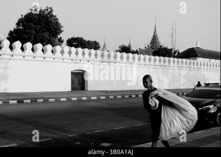 Un personnage âgé passe devant les grands murs blancs du Grand Palais Banque D'Images