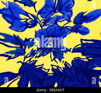 Un motif floral vibrant présente des fleurs bleues complexes sur un fond jaune vif, créant un contraste saisissant qui met en valeur les détails du design. Un motif floral vibrant présente des fleurs bleu foncé et un feuillage sur un fond jaune vif, créant un contraste saisissant qui évoque un sentiment d'énergie et d'élégance. Art classique avec une touche moderne réinventé par Artotop, tissus français transformés, première moitié du XIXe siècle, art classique avec une touche moderne réinventé par Artotop Banque D'Images