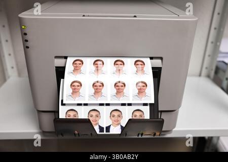 Imprimante moderne avec photos de passeport de femmes à l'intérieur, gros plan Banque D'Images