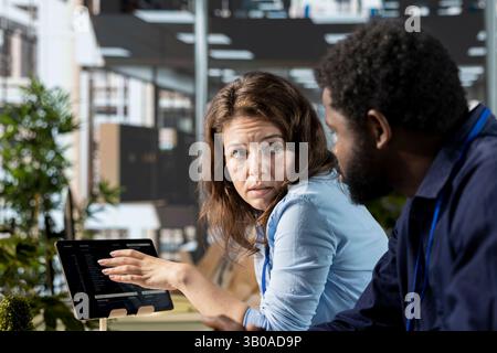 Équipe de divers collègues de travail collaborant pour examiner les numéros d'entreprise, créant une analyse pour atteindre les objectifs de l'entreprise. Deux employés examinant l'analyse des données pour un rapport d'information. Banque D'Images