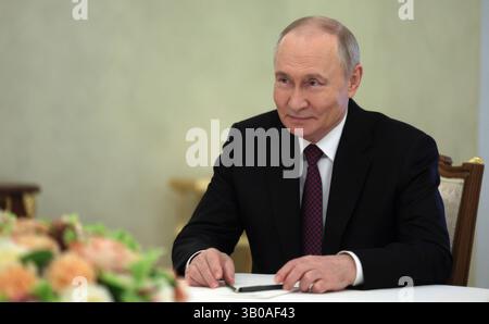Moscou, Russie. 22 avril 2025. Le président russe Vladimir Poutine, écoute le patriarche de Moscou et de Russie Kirill, et le patriarche serbe Porfirije, lors d’une réunion au Kremlin, le 22 avril 2025 à Moscou, en Russie. Crédit : Gavriil Grigorov/Kremlin Pool/Alamy Live News Banque D'Images