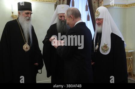 Moscou, Russie. 22 avril 2025. Le président russe Vladimir Poutine, reçoit un œuf de Pâques du patriarche serbe Porfirije, au centre, avant une rencontre avec les dirigeants chrétiens orthodoxes russes et serbes au Kremlin, le 22 avril 2025 à Moscou, en Russie. De gauche à droite : Mgr Irinej de Backa, Patriarche serbe Porfirije et Patriarche Kirill de Moscou et de toute la Russie. Crédit : Gavriil Grigorov/Kremlin Pool/Alamy Live News Banque D'Images