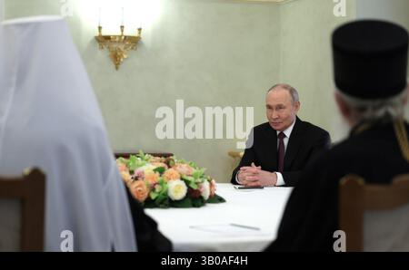 Moscou, Russie. 22 avril 2025. Le président russe Vladimir Poutine, au centre, écoute le patriarche de Moscou et de Russie Kirill, à gauche, et le patriarche serbe Porfirije, à droite, lors d’une réunion au Kremlin, le 22 avril 2025 à Moscou, en Russie. Crédit : Gavriil Grigorov/Kremlin Pool/Alamy Live News Banque D'Images