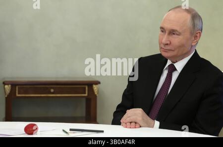 Moscou, Russie. 22 avril 2025. Le président russe Vladimir Poutine, écoute le patriarche de Moscou et de Russie Kirill, et le patriarche serbe Porfirije, lors d’une réunion au Kremlin, le 22 avril 2025 à Moscou, en Russie. Crédit : Gavriil Grigorov/Kremlin Pool/Alamy Live News Banque D'Images