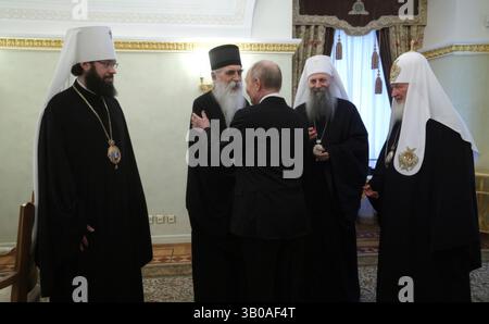 Moscou, Russie. 22 avril 2025. Le président russe Vladimir Poutine, accueille Mgr Irinej, évêque serbe de Backa, au centre, avant une rencontre avec les dirigeants chrétiens orthodoxes russes et serbes au Kremlin, le 22 avril 2025 à Moscou, en Russie. De gauche à droite : le métropolite Antoine de Volokolamsk, l'évêque Irinej de Backa, le patriarche serbe Porfirije et le patriarche Kirill de Moscou et de toute la Russie. Crédit : Gavriil Grigorov/Kremlin Pool/Alamy Live News Banque D'Images