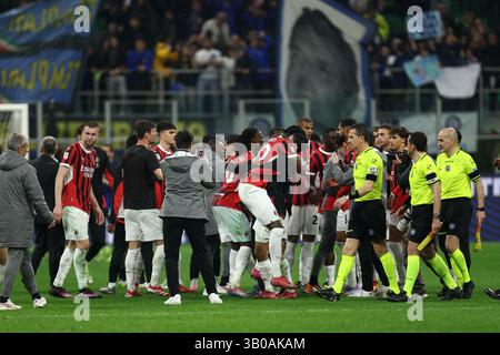 Milan, Italie. 23 avril 2025. Les joueurs de l'AC Milan célèbrent à la fin de la demi-finale de la Coppa Italia match de deuxième manche entre le FC Internazionale et l'AC Milan au Stadio Giuseppe Meazza le 23 avril 2025 à Milan Italie . Crédit : Marco Canoniero/Alamy Live News Banque D'Images