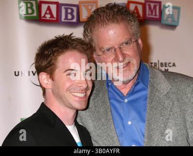 24 AVRIL 2008 - NEW YORK, NEW YORK, ÉTATS-UNIS - SETH GREEN ET SON PÈRE HERBERT GREEN ARRIVANT À LA PREMIÈRE DE BABY MAMA LORS DE LA SOIRÉE D'OUVERTURE DU FESTIVAL DU FILM DE TRIBECA AU ZIEGFELD THEATRE À NEW YORK, NEW YORK, LE 04-24-2008. / 2008..K58048HMC(crédit image : © Henry McGee/Globe photos/ZUMAPRESS.com) Banque D'Images