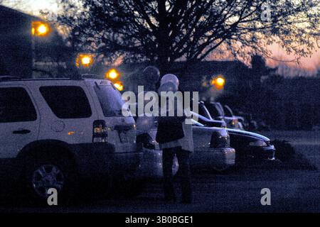 Dec. 27, 2010 - New York, New York, États-Unis - K28718JBB.AMY FISHER ET SON FILS BRAVENT LE FROID À LONG ISLAND, NEW YORK New York .1/25/2003. / 2003.AMY FISHER.***EXCLUSIVE***.***EXCLUSIVE***.VEUILLEZ APPELER POUR CONNAÎTRE LES TARIFS(crédit image : © John Barrett/Globe photos/ZUMAPRESS.com) Banque D'Images