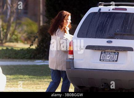 Dec. 27, 2010 - New York, New York, États-Unis - K28718JBB.AMY FISHER ET SON FILS BRAVENT LE FROID À LONG ISLAND, NEW YORK New York .1/25/2003. / 2003.AMY FISHER.***EXCLUSIVE***.***EXCLUSIVE***.VEUILLEZ APPELER POUR CONNAÎTRE LES TARIFS(crédit image : © John Barrett/Globe photos/ZUMAPRESS.com) Banque D'Images