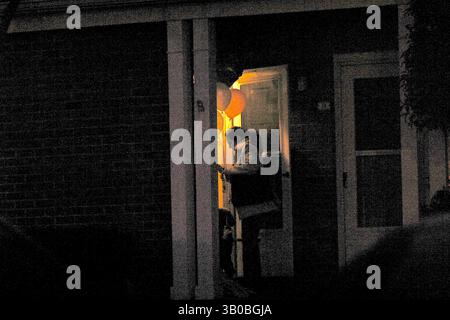 Dec. 27, 2010 - New York, New York, États-Unis - K28718JBB.AMY FISHER ET SON FILS BRAVENT LE FROID À LONG ISLAND, NEW YORK New York .1/25/2003. / 2003.AMY FISHER.***EXCLUSIVE***.***EXCLUSIVE***.VEUILLEZ APPELER POUR CONNAÎTRE LES TARIFS(crédit image : © John Barrett/Globe photos/ZUMAPRESS.com) Banque D'Images