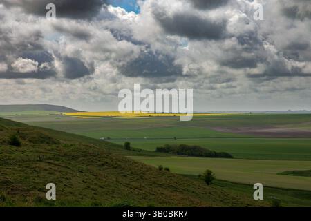 Vue panoramique sur un vaste paysage de campagne avec des collines ondulantes, des champs verdoyants et un ciel nuageux spectaculaire. Cherhill Wiltshire Banque D'Images