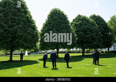 Washington, États-Unis. 23 avril 2025. U. Le président Donald Trump, au centre, aux côtés de Dale Haney, gardien principal de la Maison Blanche, à gauche, repèrent les emplacements potentiels de deux mâts de drapeau de 100 pieds de haut sur la pelouse nord de la Maison Blanche, 23 avril 2025 à Washington, DC crédit : Joyce Boghosian/White House photo/Alamy Live News Banque D'Images