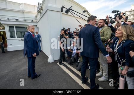 Washington, États-Unis. 23 avril 2025. U. S Président Donald Trump, à gauche, parle brièvement aux médias devant la Maison Blanche, 23 avril 2025 à Washington, DC crédit : Joyce Boghosian/White House photo/Alamy Live News Banque D'Images
