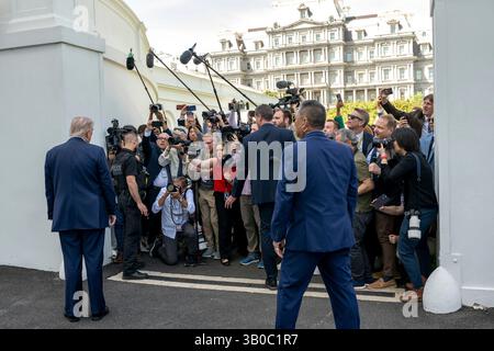 Washington, États-Unis. 23 avril 2025. U. S Président Donald Trump, à gauche, parle brièvement aux médias devant la Maison Blanche, 23 avril 2025 à Washington, DC crédit : Joyce Boghosian/White House photo/Alamy Live News Banque D'Images