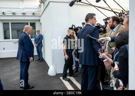 Washington, États-Unis. 23 avril 2025. U. S Président Donald Trump, à gauche, parle brièvement aux médias devant la Maison Blanche, 23 avril 2025 à Washington, DC crédit : Joyce Boghosian/White House photo/Alamy Live News Banque D'Images